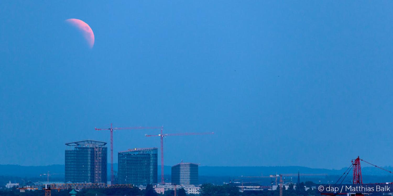 Der Blutmond über den im Bau befindlichen Bavaria Towers, Bayern Projekt – Interior-Konzepte und Unterstützung der Vermarktung der Bavaria Towers durch CSMM