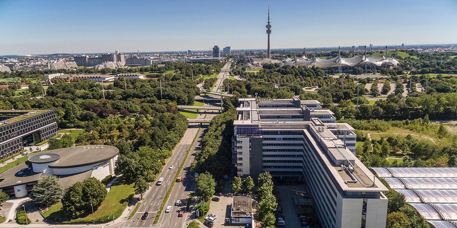 Olympia Business Center mit Blick auf Olympiaturm – Revitalisierung by CSMM – architecture matters und Foto by Maximilian Mutzhas im Auftrag von Bayern Projekt