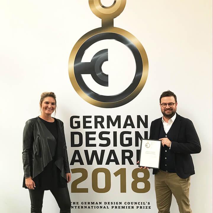 Dina Andersen und Sven Bietau nehmen German Design Award für die Allianz Global Digital Factory entgegen