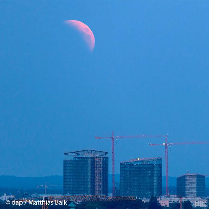 Der Blutmond über den im Bau befindlichen Bavaria Towers, Bayern Projekt – Interior-Konzepte und Unterstützung der Vermarktung der Bavaria Towers durch CSMM