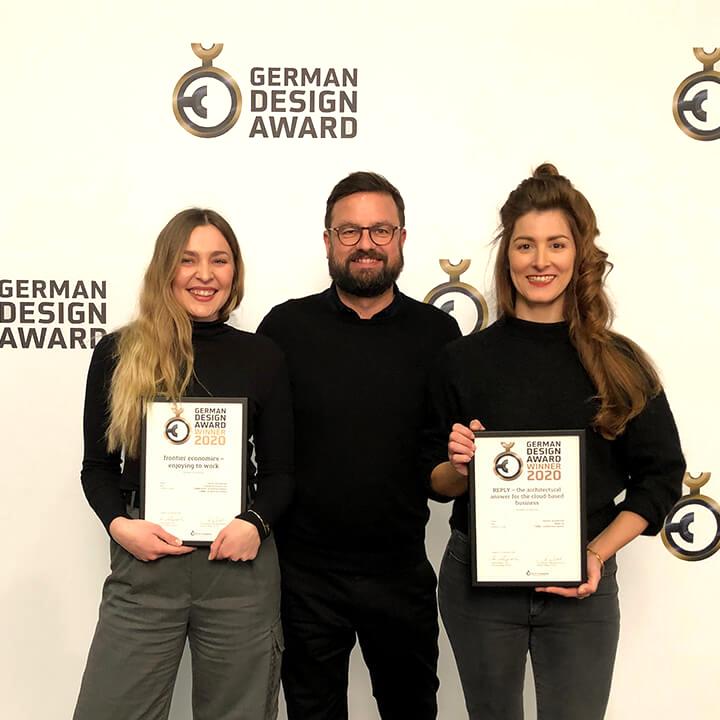 Sven Bietau nimmt alle sieben Urkunden für die sieben German Design Awards für die sieben New-Work-Projekte von CSMM – architecture matters entgegen