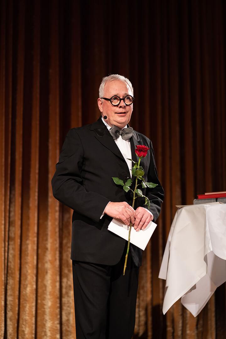 Unternehmenskulturexperte Prof. Jan Teunen stellt auf der Awards-Party von CSMM die Gewinnerprojekte vor